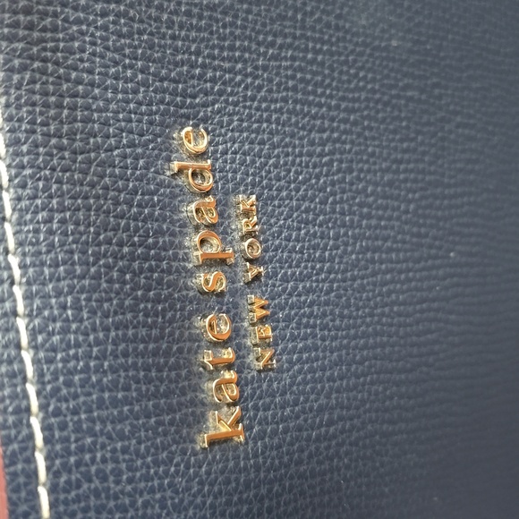 Beautiful  kate spade roomy tote with little pouch. - Picture 3 of 7